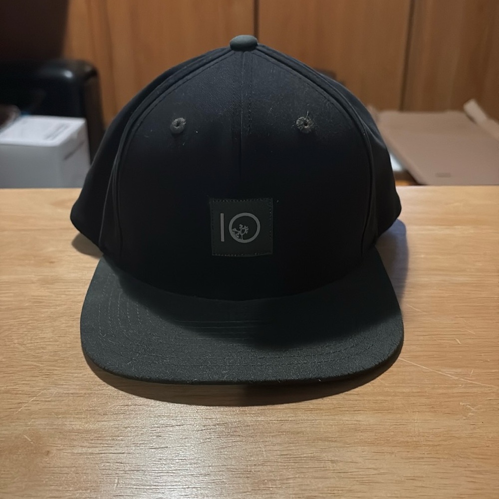 Tentree flat bill hat
Snap button adjustment